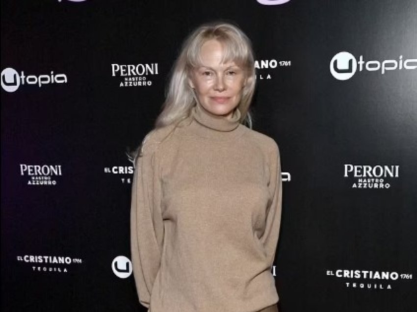 Pamela Anderson sfidon moshën me bukurinë e saj të përjetshme