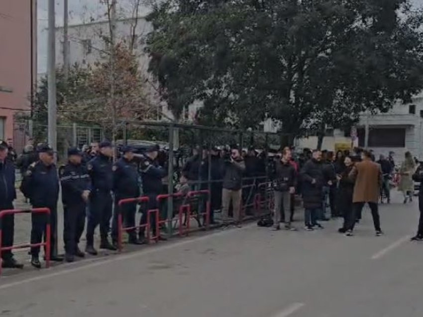 Berisha sot në SPAK, mbërrijnë protestuesit e parë para Prokurorisë së Posaçme, vendoset kordoni policor