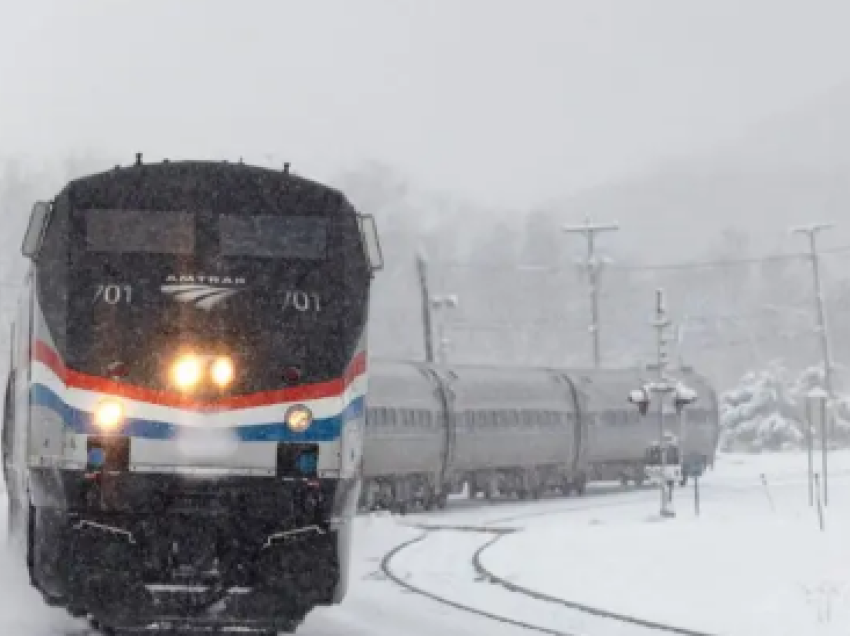 Amtrak anulon mbi 40 trena mes Washingtonit e New Yorkut, shkak stuhia Blair