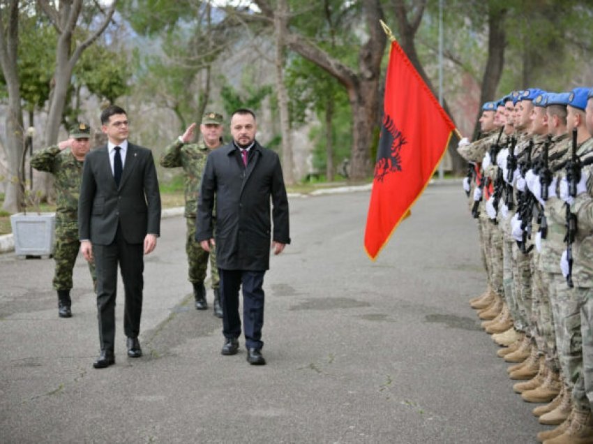 24 kursantë finalizojnë Kursin e 20-të Bazë “Komando”, mes tyre 8 nga Kosova, Vengu: E ardhmja e dy vendeve është në NATO