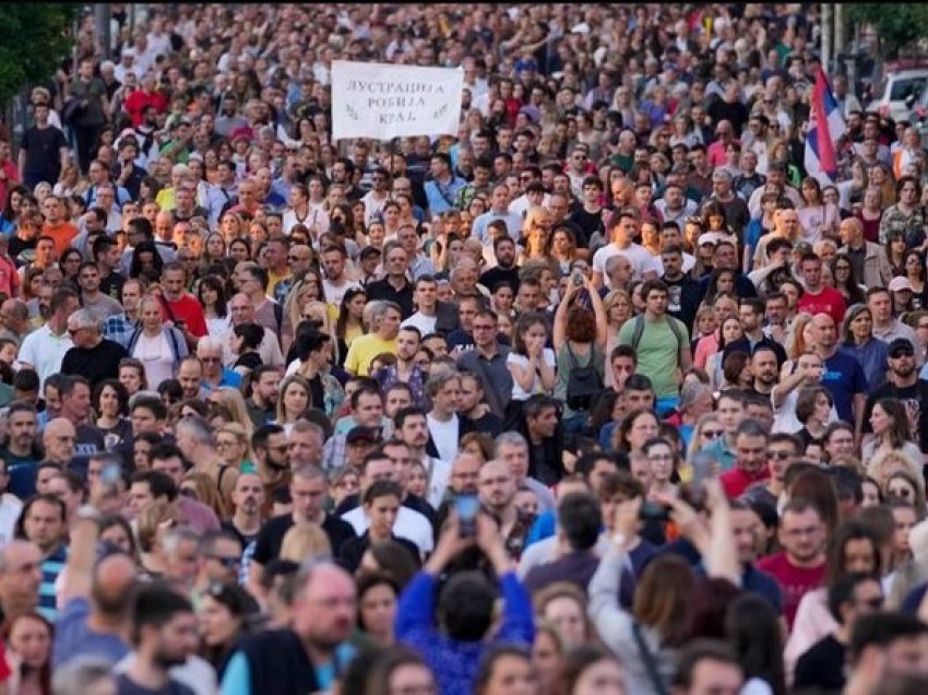 A mund “të përfitojë pikë” Kosova në dialog nga protestat masive në Serbi?