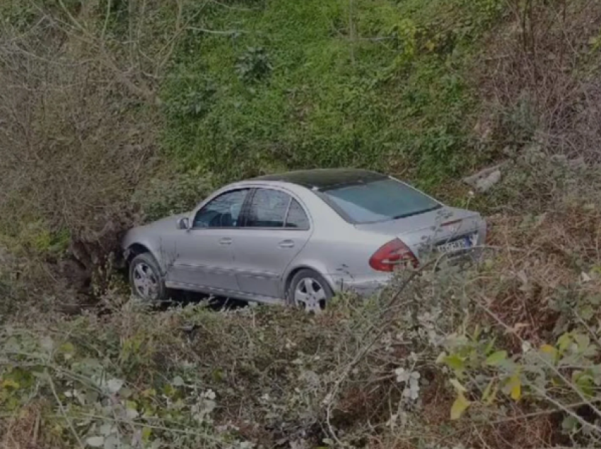 Aksident në Lushnjë! Makina del nga rruga dhe përfundon në kanal, lëndohen babë e bir