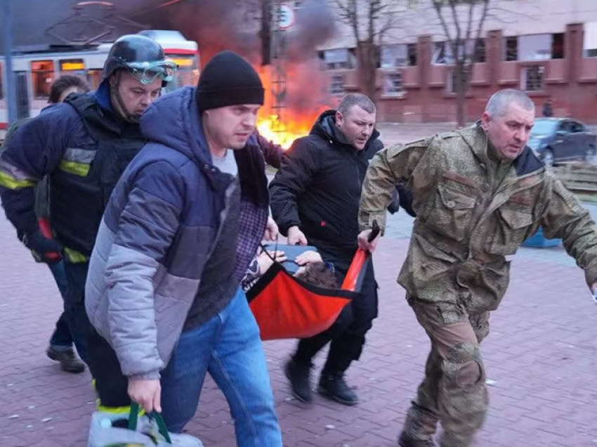 Të paktën 13 të vrarë dhe dhjetëra të plagosur nga sulmi rus në jug të Ukrainës