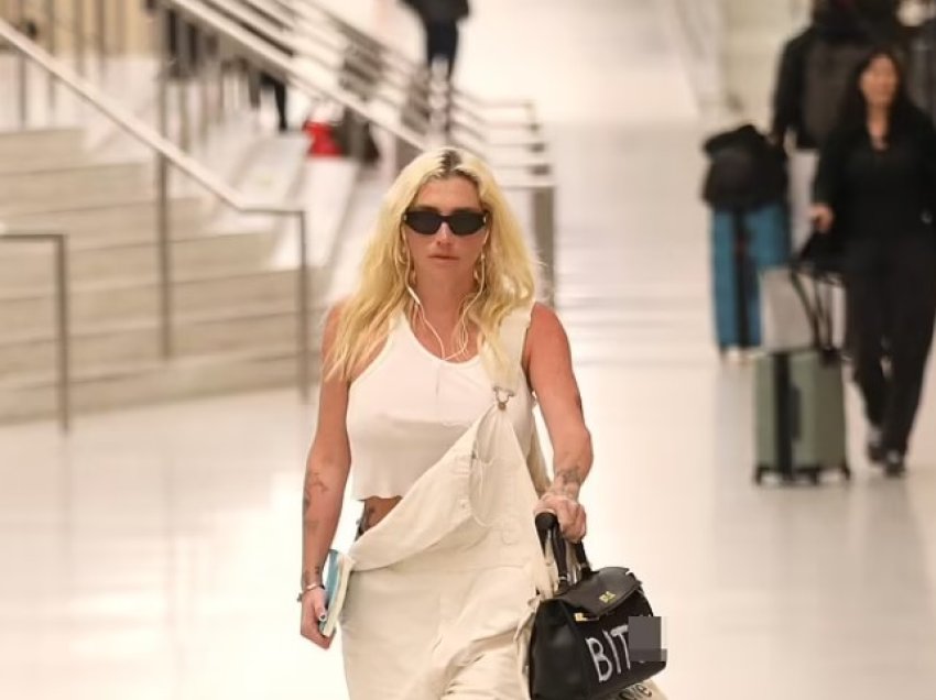 Kesha shihet në aeroportin në Los Angeles, ja pse tërhoqi vëmendje me çantën e saj