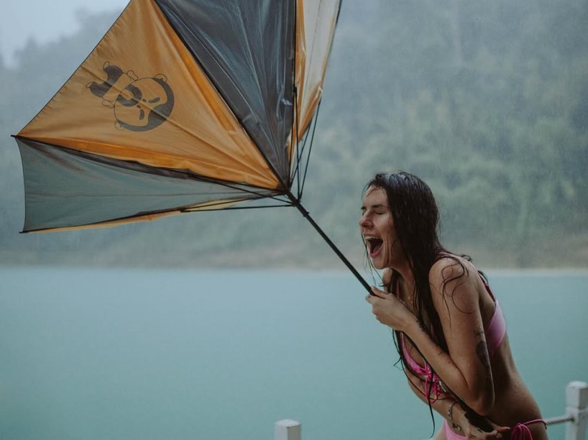 Basketbollistja dhuron “show” me bikini! Fotot e nxehta në plazhet ekzotike