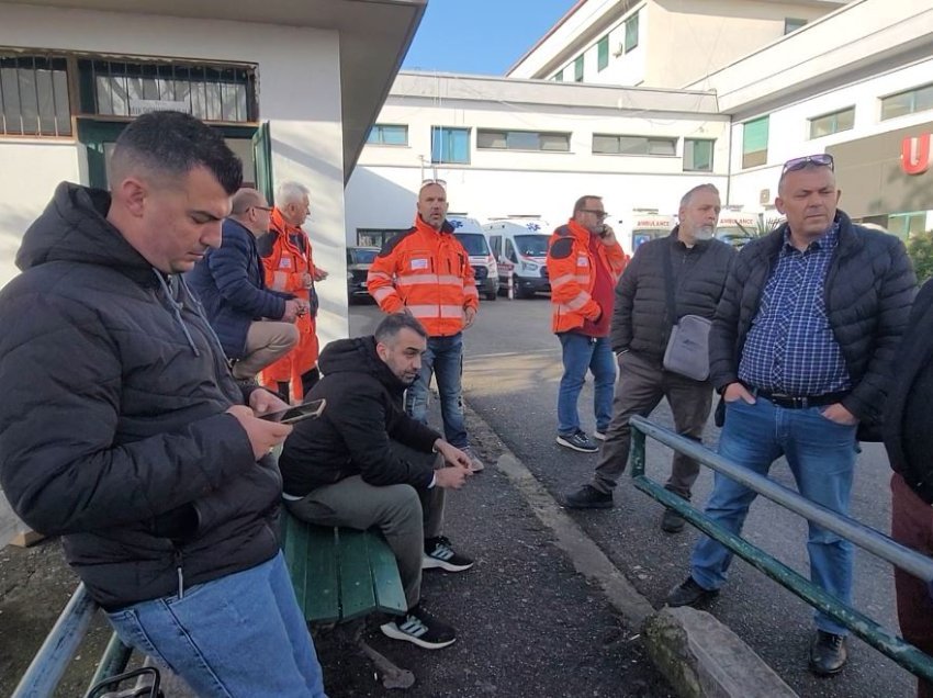 Protestojnë shoferët e Urgjencës në Spitalin e Durrësit: Na është ulur paga, punojmë 12 orë në ditë…