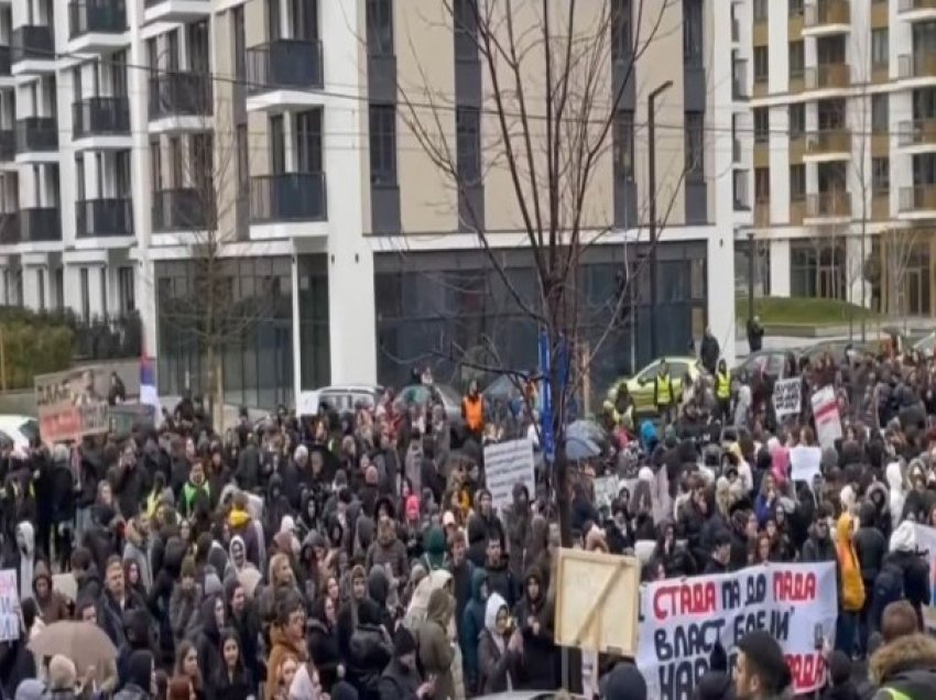  Protestat bllokojnë Serbinë