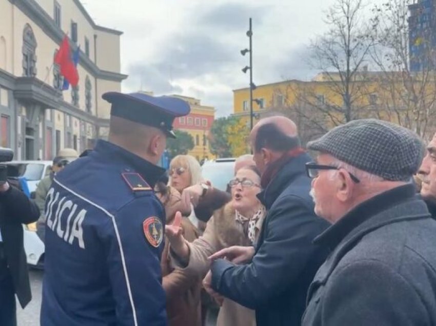 Protesta e opozitës para Bashkisë së Tiranës, protestuesit përplasen me qytetarët e bllokuar në makina