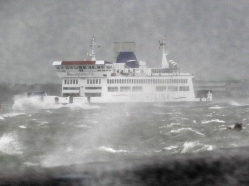 Moti i keq, pezullohen lundrimet për nesër në linjat Durrës-Bari