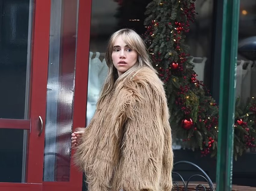 Suki Waterhouse duket elegante me një pallto prej gëzofi artificial dhe xhinse të gjera