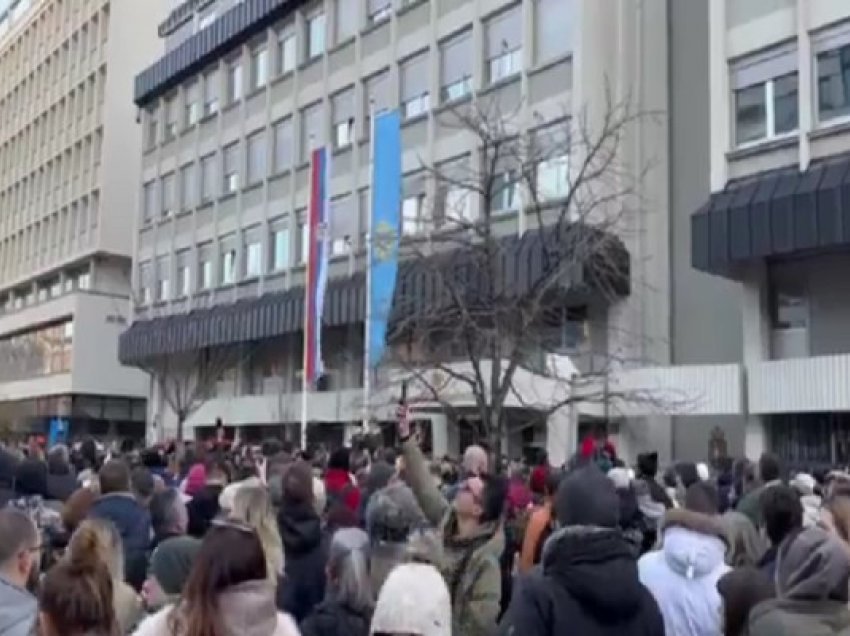 ​Protesta në Novi Sad, studentë dhe qytetarë mbërrijnë para ndërtesës së BIA-s