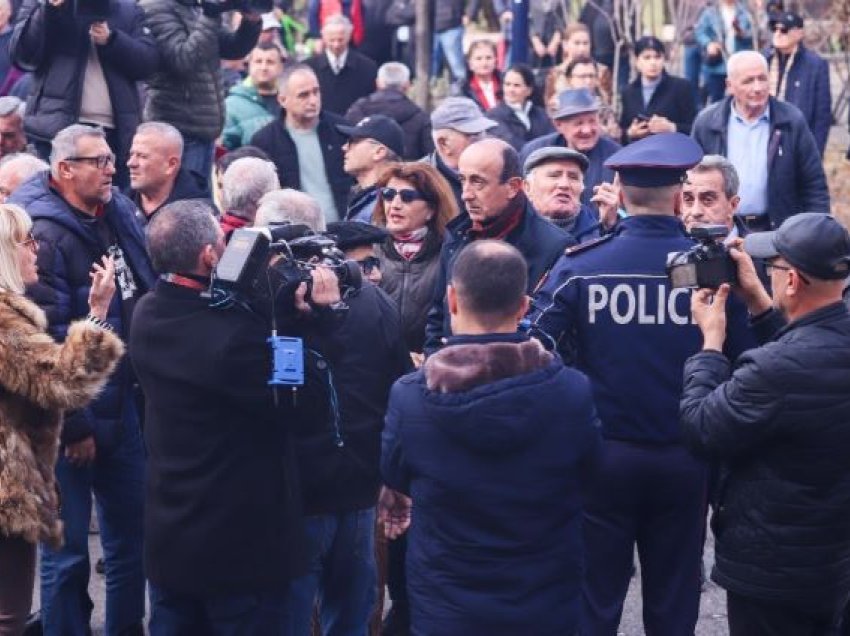 Protesta e opozitës para bashkisë së Tiranës, ndiqen penalisht 7 persona