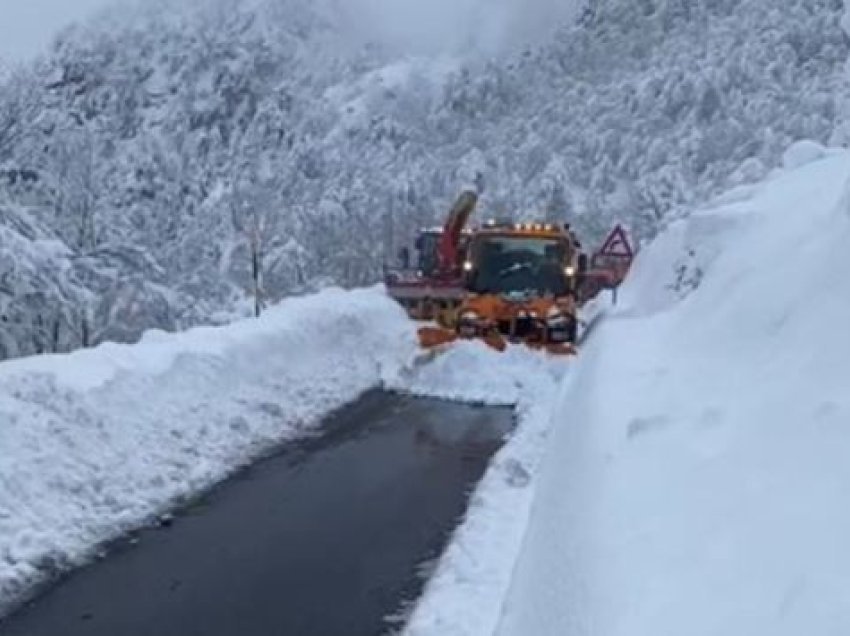 Veriu i Shqipërisë mbulohet nga dëbora, ndërprerje e energjisë elektrike në disa zona