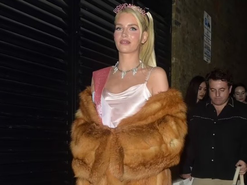 Lottie Moss vjen me poza të ‘nxehta’ nga festa e ditëlindjes