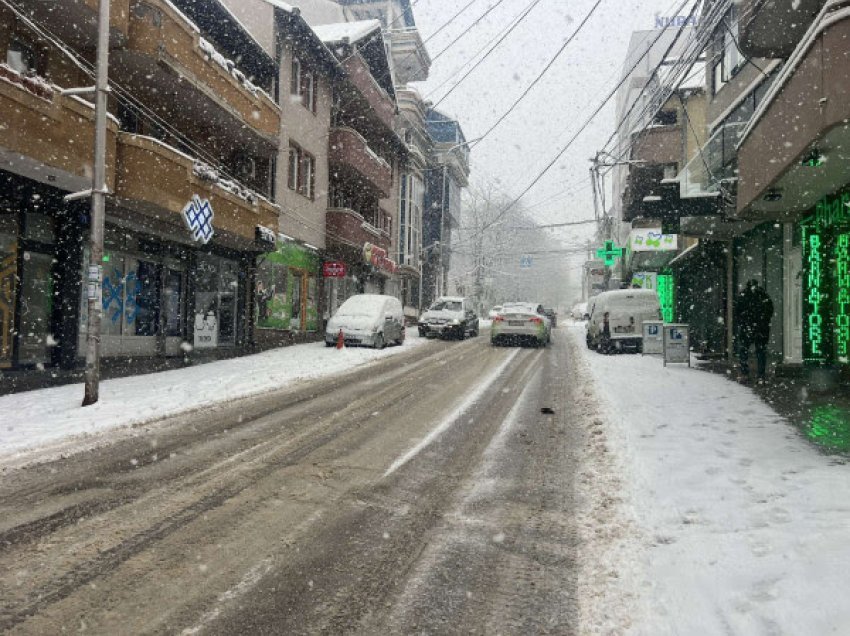 ​Bora vështirëson qarkullim, bllokohen disa rrugë në Prishtinë