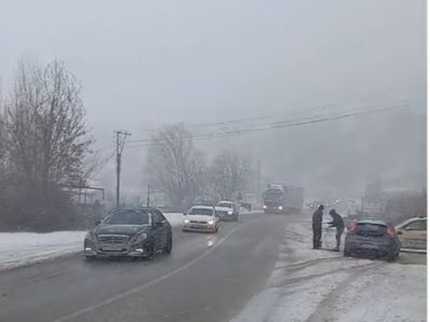 Moti i keq dhe dëbora “pushtojnë” Librazhdin, Prrenjasin, Gramshin dhe një pjesë të Elbasanit