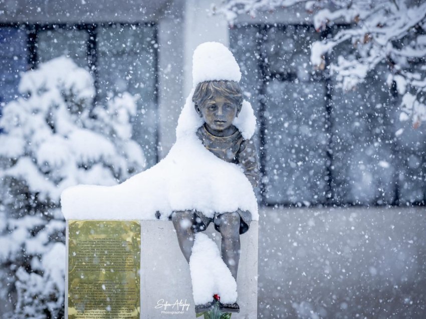 Bora “përqafon” statujën e Leotrim Ahmetit