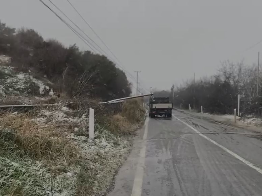 Erë e fortë në Lezhë, rrëzohet shtylla elektrike