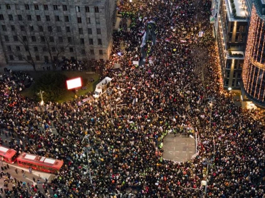 Studentët serbë protestojnë në rrugët e Beogradit