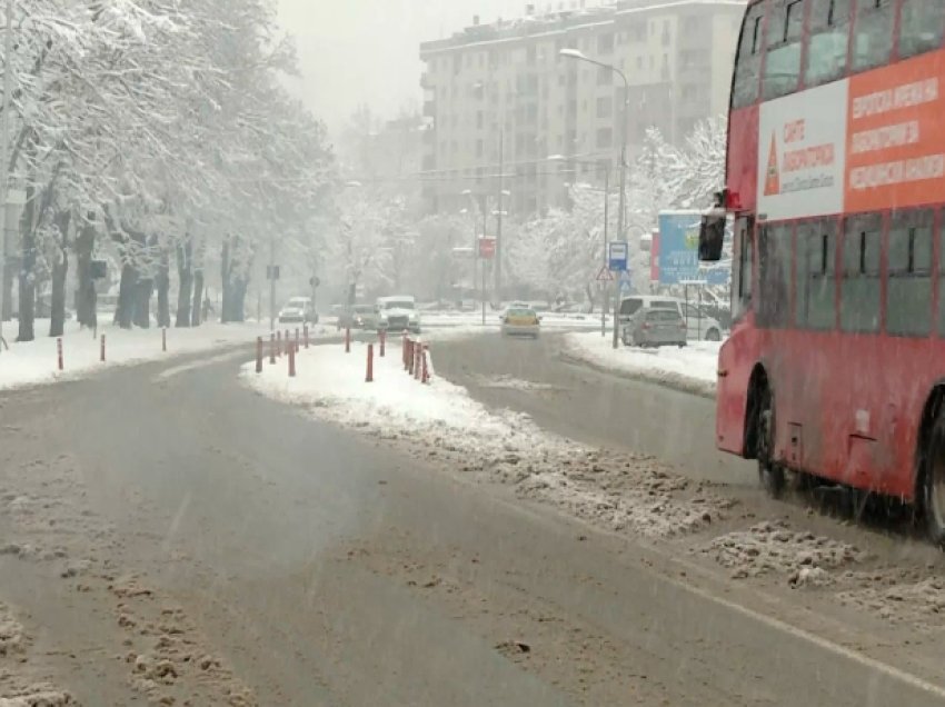 Bora mbulon Shkupin, disa rrugë të pa pastruara