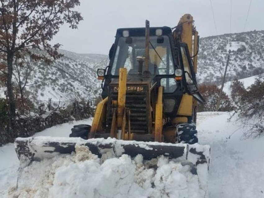 Përrenjas, vijon puna për hapjen e rrugëve të bllokuara nga bora