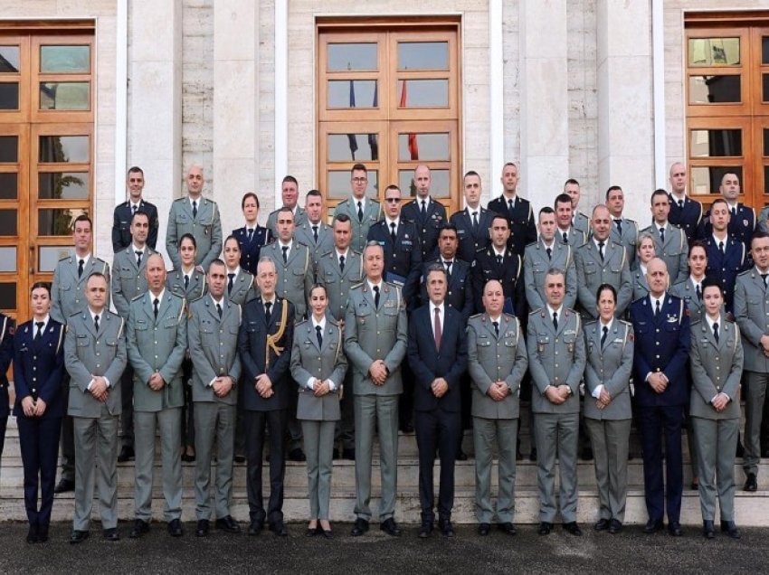 Oficerët e FSK-së diplomojnë në Kolegjin e Mbrojtjes dhe Sigurisë në Shqipëri