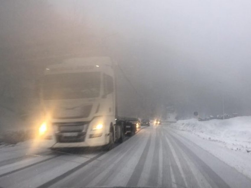 Ndalesa për automjete transportuese në Maqedoni, të reshura të borës priten edhe sonte