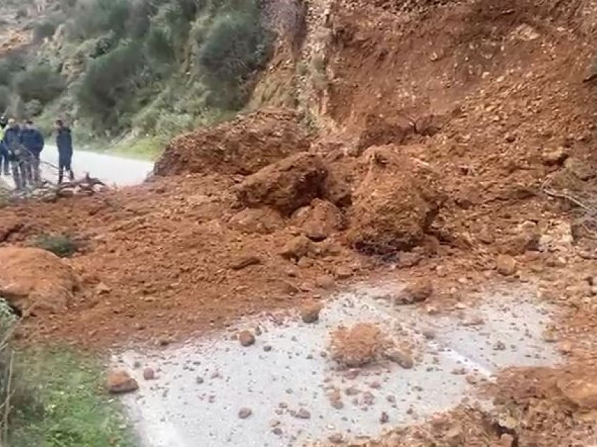 Masivi shkëmbor me inerte ra nga mali Trebeshina, nis qarkullimi i mjeteve në aksin Ura e Dragotit-Këlcyrë