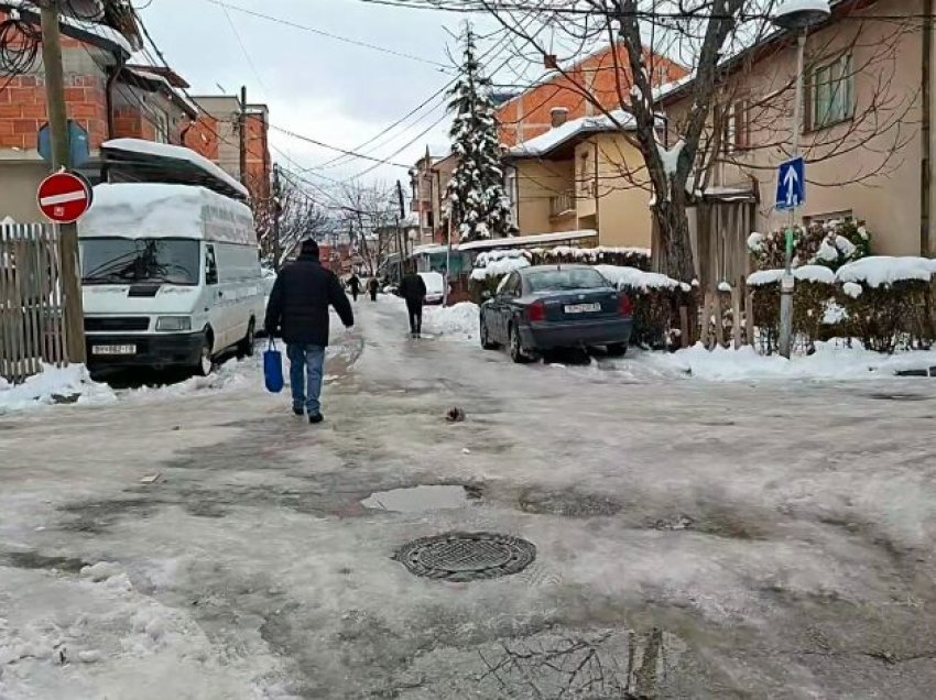 Pista patinazhi në rrugët e Strugës