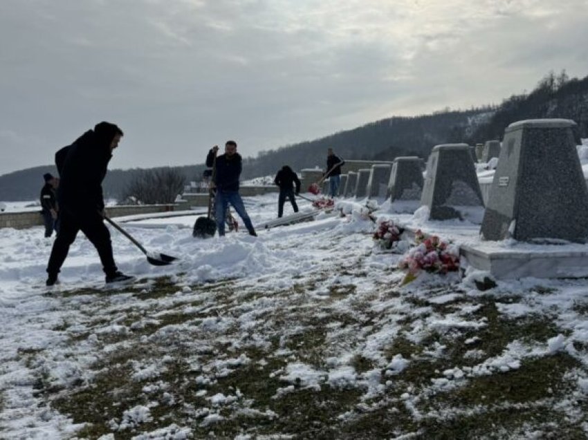 Banorët e Reçakut organizohen për pastrimin e varrezave dhe kompleksit memorial