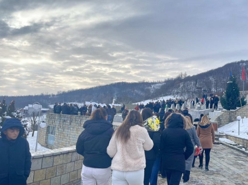 Qytetarët vizitojnë Reçakun në 26-vjetorin e masakrës