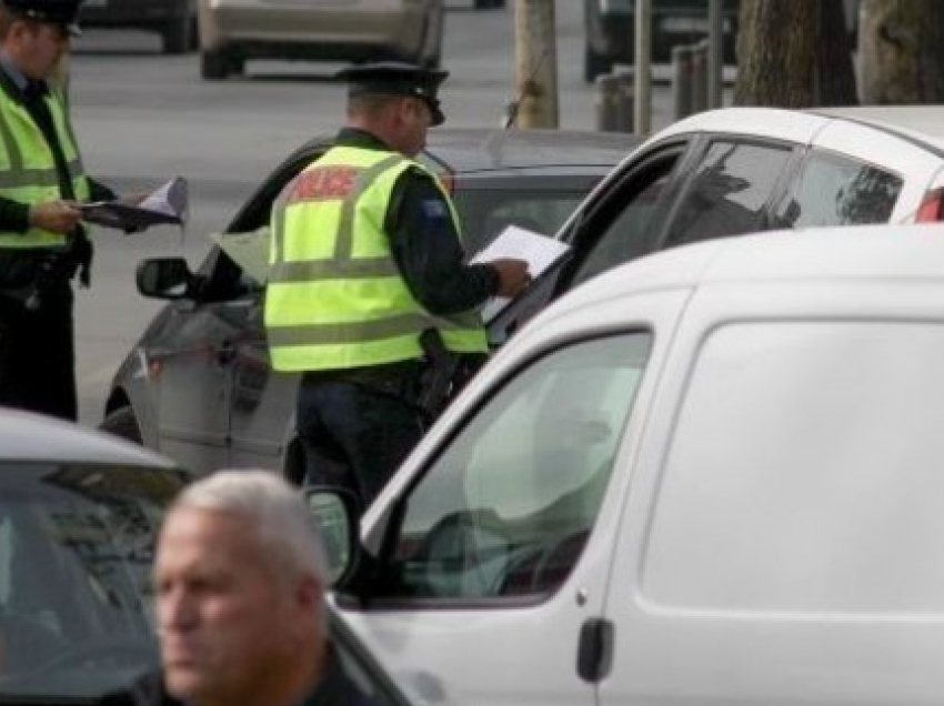 Policia shqiptoi 1765 gjoba trafiku për 24 orë