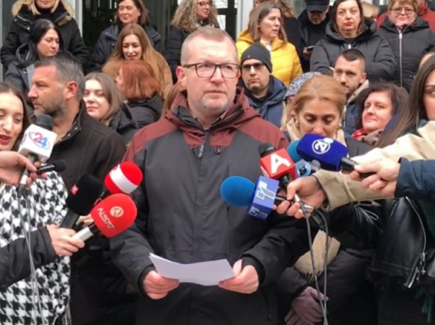 Vazhdon protesta e administratorëve, 988 të punësuar nuk i kanë marrë pagat e dhjetorit