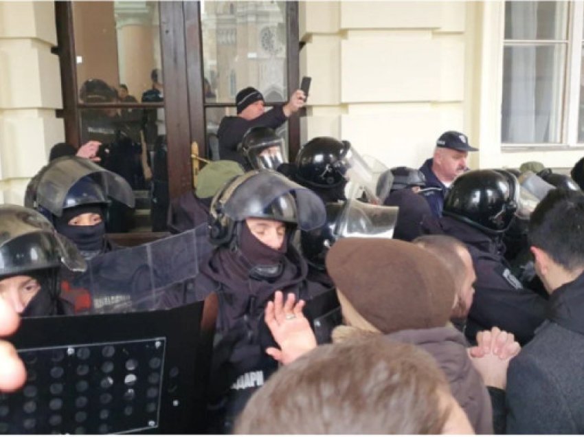 ​Xhandarmëria serbe largon opozitën nga hyrja e bashkisë në Novi Sad