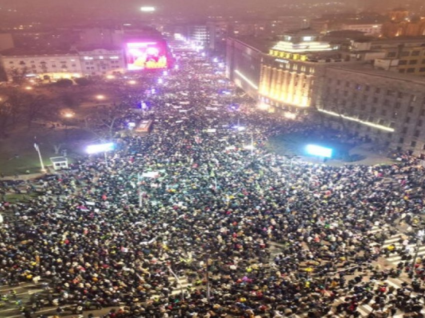 Sandviç me qirinj, shpërthen protesta para televizionit të Vuçiq në Beograd