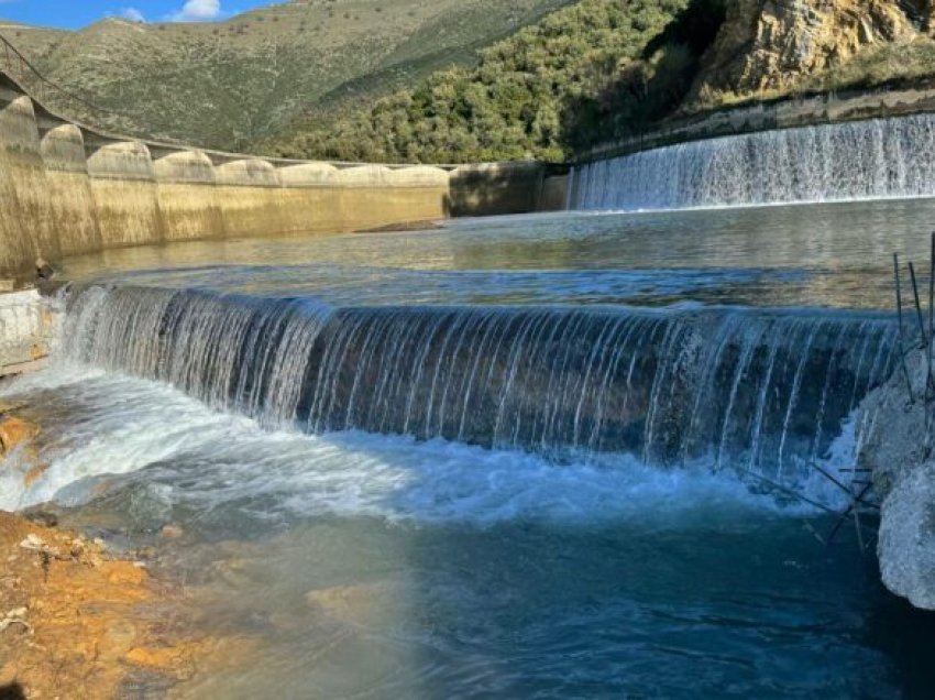 Nisin hetimet për çarjet e digës në Himarë, dy pistat kryesore