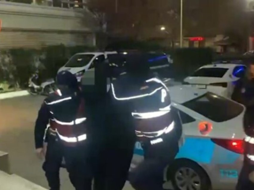 I dënuar disa herë, policia arreston 50-vjeçarin që lëvizte i armatosur. E pëson edhe shoferi i makinës