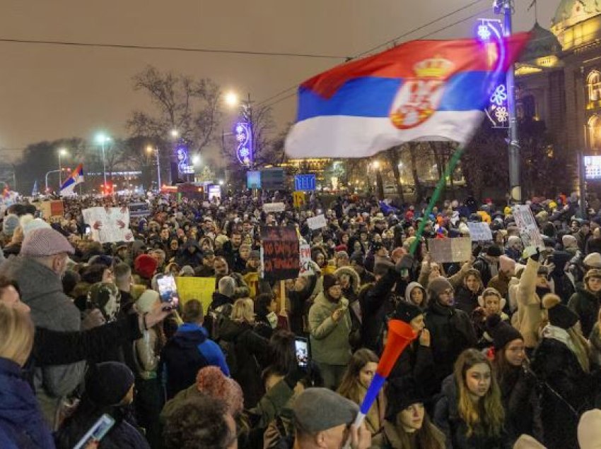 “Regjimi i Vuçiqit në krizë serioze!”, gazetari i medias gjermane zbardh prapaskenat e protestave në Beograd