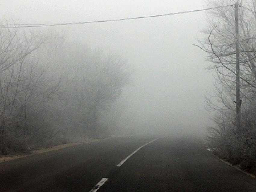 Komunikacioni zhvillohet në rrugë me lagështi, mjegull në Prilep, Makedonski Brod dhe Pletvar