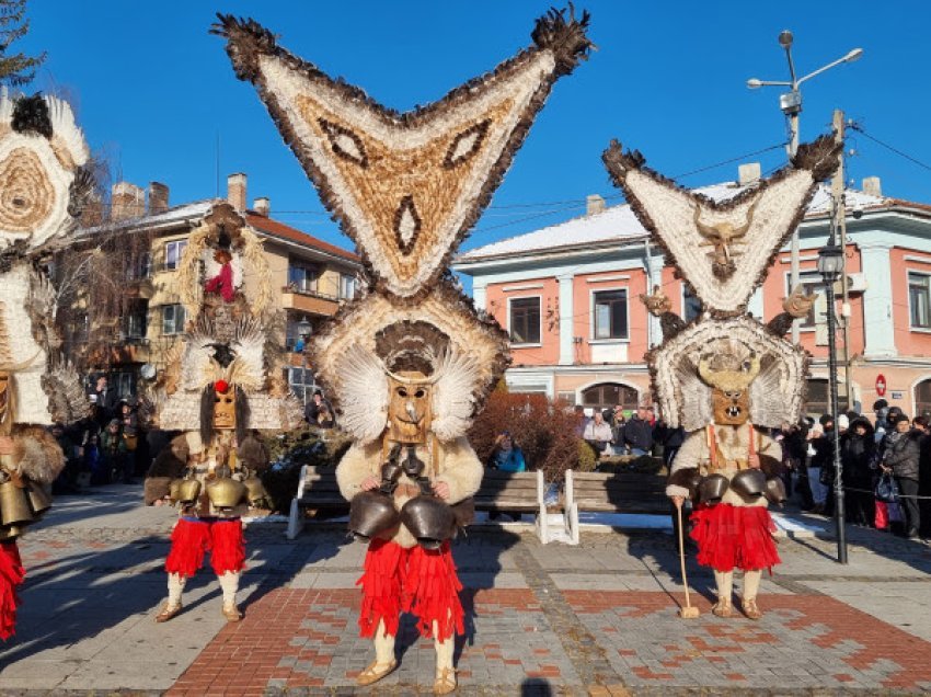 ​Mbahet festivali i maskaradës së Surova të Bullgarisë