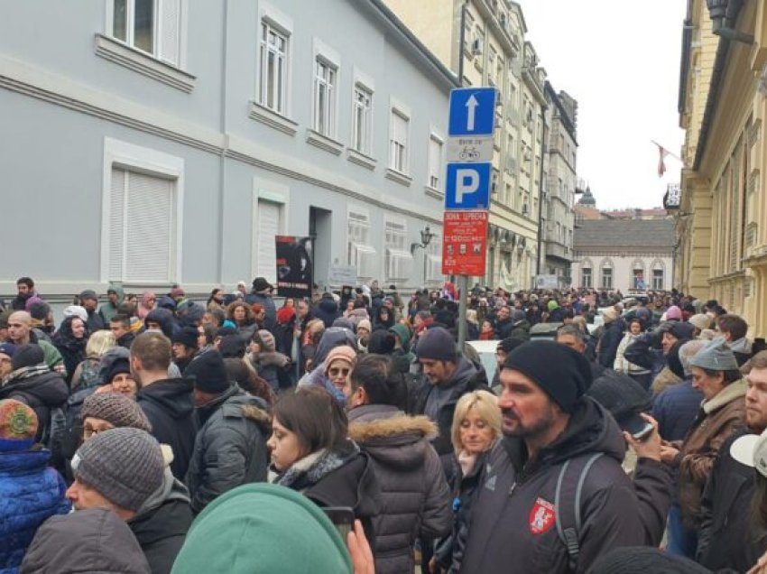 Profesorët dhe mjekët i bashkohen protestës së studentëve kundër Vuçiqit