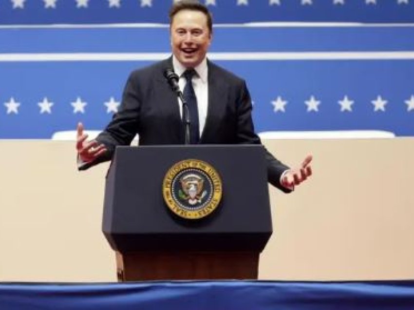 Musk entuziast, përshëndet mbështetësit e Trump përpara paradës