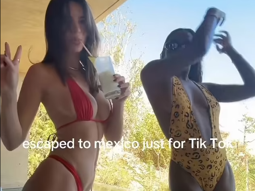 Emily Ratajkowski duket ‘zjarr’ me bikini të kuqe