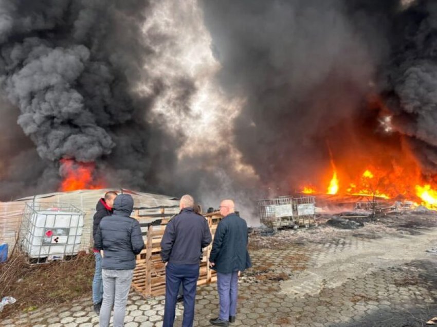 Zjarri në një fabrikë në Rahovec, Bytyqi: Dëmi është shumë i madh