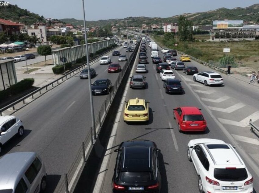 Trafiku në Durrës në kolaps, vendosen fasha orare për qarkullimin e automjeteve