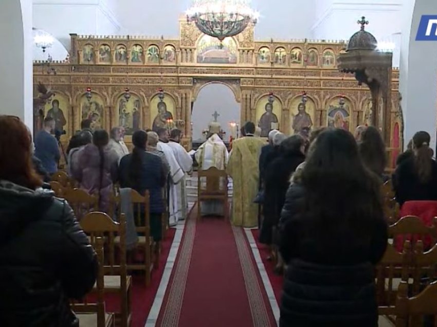 Besimtarët luten për Kryepeshkopin Anastas, mbahet mesha në Kishën e Ungjillëzimit në Tiranë