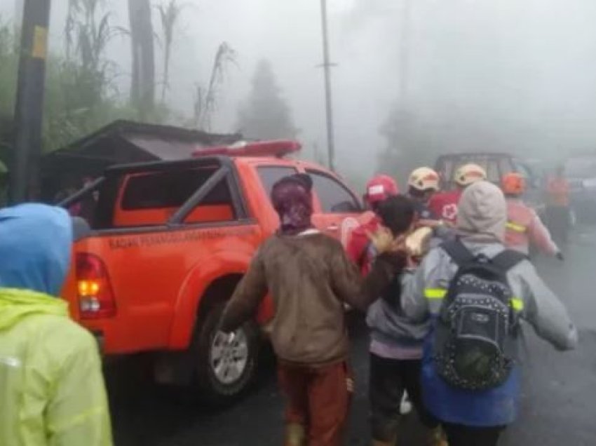 16 të vdekur dhe 10 të plagosur pasi një rrëshqitje dheu goditi provincën Java Qendrore të Indonezisë