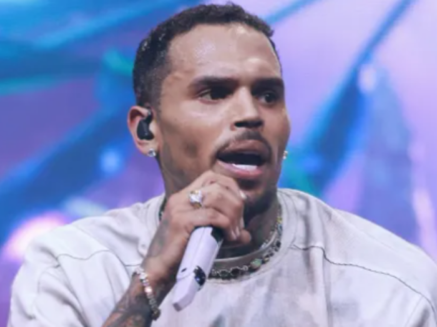 Chris Brown padit kompaninë Warner Bros për 480 milionë euro