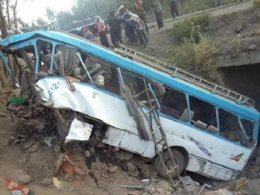 Etiopi/ Përmbyset autobusi, humbin jetën 25 persona