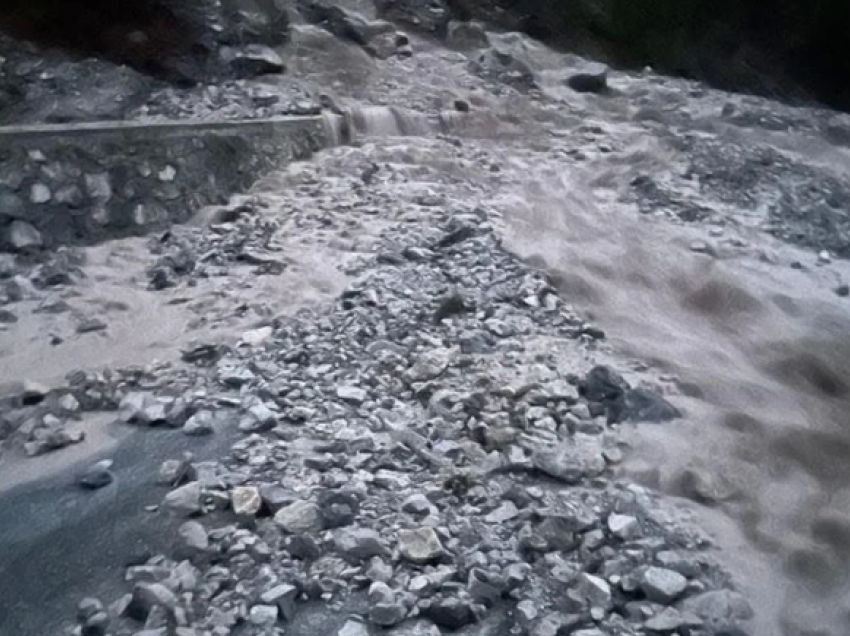 Rrëshqitje gurësh në Shkodër, bllokohet rruga Theth-Ndërlysaj dhe kanali i ujit që furnizon HEC-in